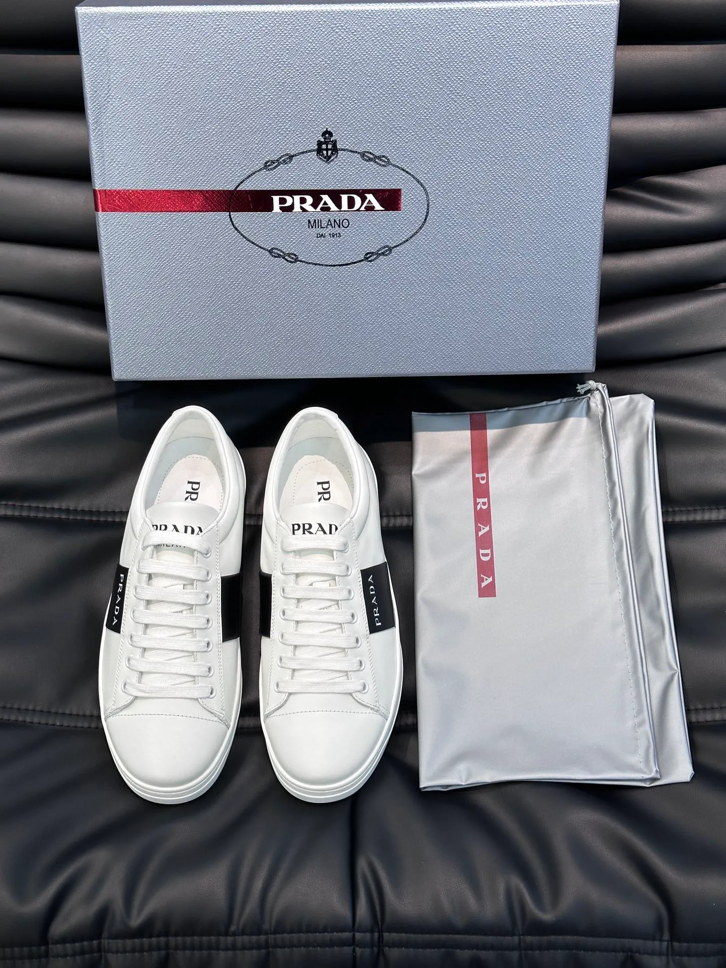 Men's shoes 💰p360 "Men's shoes 💰pRAD*" Prada's new high-end men's casual sports shoes. This leather sports shoe uses calfskin upper. The body of the shoe interprets the Prada letter brand logo from multiple angles. The brand logo is embellished on one side of the upper, all explaining the brand style. Sheepskin lining, lightweight, comfortable and durable! Size: 38-44